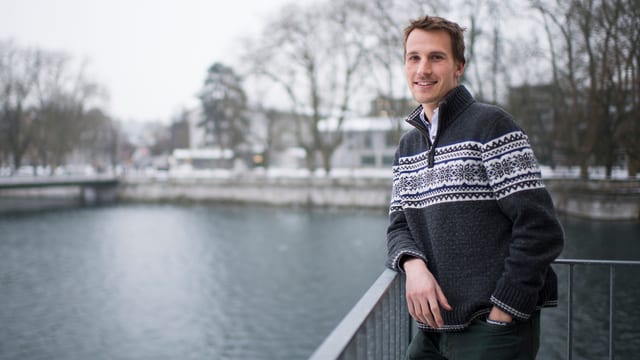 Regisseur Timo von Gunten steht auf einem Balkon, im Hintergrund ist ein Fluss. Regisseur Timo von Gunten steht auf einem Balkon, im Hintergrund ist ein Fluss.
