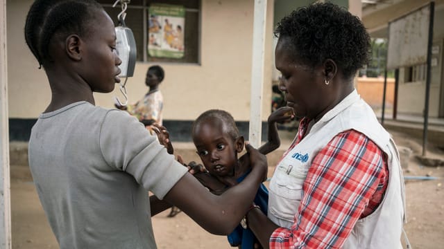 Unterernährtes Kind im Südsudan wird untersucht. Unterernährtes Kind im Südsudan wird untersucht.