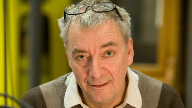 Ueli Jäggi schaut in die Kamera. Ueli Jäggi schaut in die Kamera.