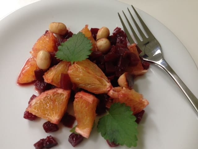 Orangensalat mit Randen, Macadamianüssen und Minze Orangensalat mit Randen, Macadamianüssen und Minze