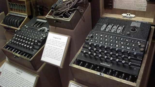 Zwei Verschlüsselungsmaschinen der Nazis: die «Enigma».