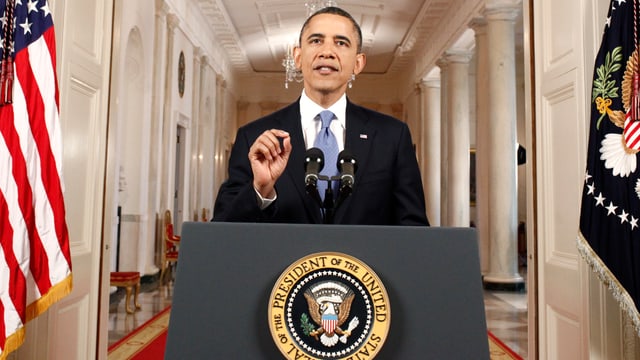 Barack Obama spricht ins Mikrofon.