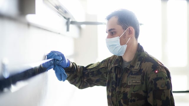 Ein Soldat desinfiziert ein altes Bettenhaus in Frauenfeld. Ein Soldat desinfiziert ein altes Bettenhaus in Frauenfeld.