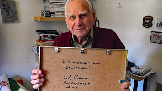 Włodzimierz Cieszkowski zeigt die Rückseite eines Bilderrahmens Włodzimierz Cieszkowski zeigt die Rückseite eines Bilderrahmens