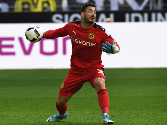 Roman Bürki bei einem Abwurf