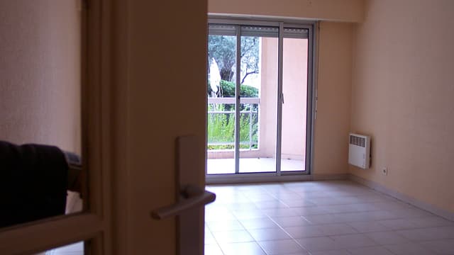 Blick auf ein leeres Wohnzimmer. Blick auf ein leeres Wohnzimmer.