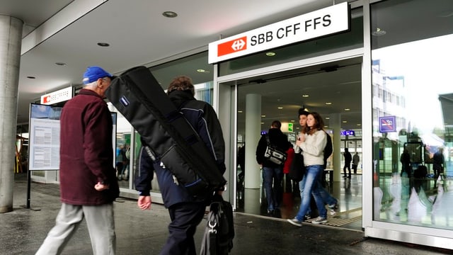 Eingangs Schiebetüre des Bahnhofs Aarau Eingangs Schiebetüre des Bahnhofs Aarau