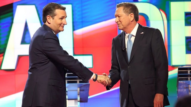 Ted Cruz und John Kasich schütteln sich die Hände Ted Cruz und John Kasich schütteln sich die Hände