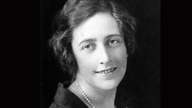 Schwarz-weiss-Aufnahme der jungen Agatha Christie. Schwarz-weiss-Aufnahme der jungen Agatha Christie.