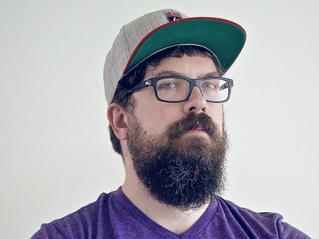 Mann mit Bart, Brille und Baseball-Cap. Mann mit Bart, Brille und Baseball-Cap.
