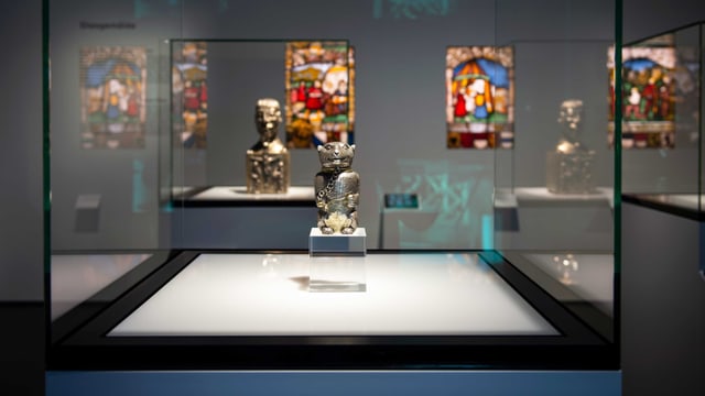 Vitrine mit Kunst: Ein Blick in die Ausstellung des Schweizerischen Nationalmuseums. Vitrine mit Kunst: Ein Blick in die Ausstellung des Schweizerischen Nationalmuseums.