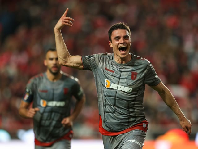 Braga jubelt in Shirt mit einem aufgedruckten Sickpack