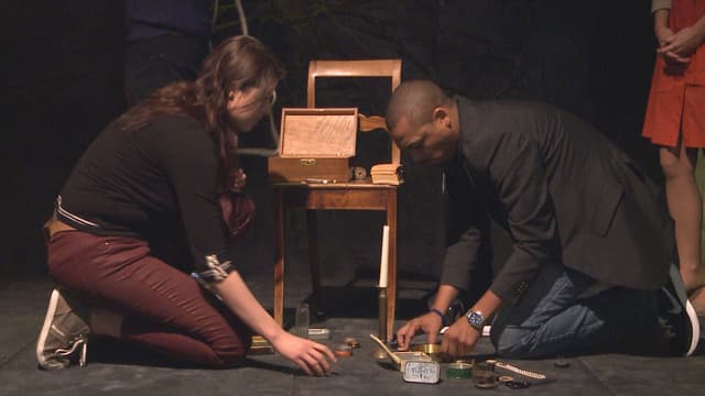 Zwei Zuschauer aus dem Testpublikum im Zürcher Schauspielhaus lösen eine Aufgabe bei der Science-Show. Zwei Zuschauer aus dem Testpublikum im Zürcher Schauspielhaus lösen eine Aufgabe bei der Science-Show.