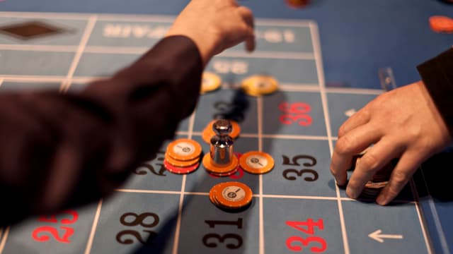Hände auf Roulette-Tisch. Hände auf Roulette-Tisch.
