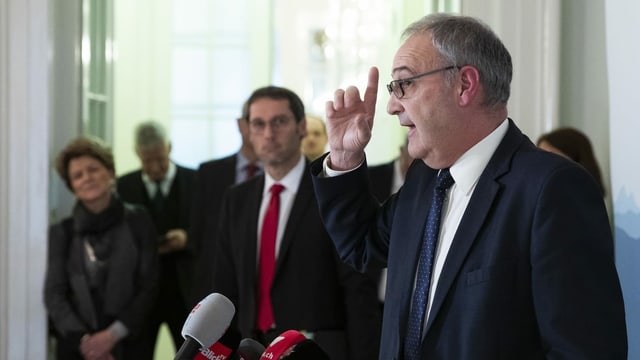 Krisengipfel: Wirtschaftsmininister Guy Parmelin informiert nach dem Treffen mit Kantonsvertretern, Sozialpartnern und Wirtschaftsverbänden über mögliche Massnahmen. Krisengipfel: Wirtschaftsmininister Guy Parmelin informiert nach dem Treffen mit Kantonsvertretern, Sozialpartnern und Wirtschaftsverbänden über mögliche Massnahmen.