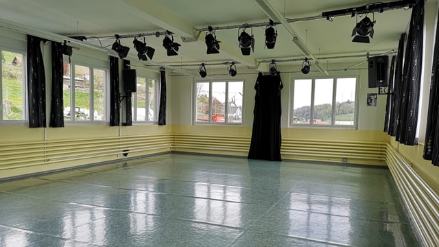 Leerer Raum mit Scheinwerfern an der Decke Leerer Raum mit Scheinwerfern an der Decke