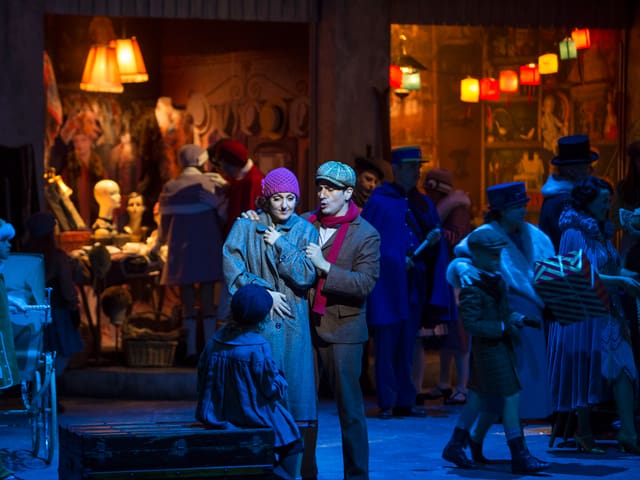 Theaterszene: Junges Paar in Pariser Quartier Theaterszene: Junges Paar in Pariser Quartier