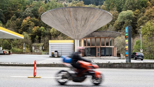 Tankstelle an der Bergeller Hauptstrasse. Tankstelle an der Bergeller Hauptstrasse.