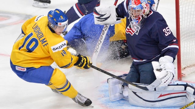 Schwedens Elias Lindholm scheitert an USA-Keeper John Gibson. Schwedens Elias Lindholm scheitert an USA-Keeper John Gibson.