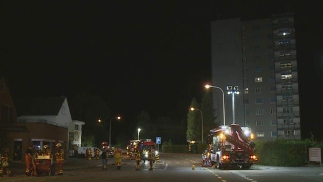 Nachtaufnahme des HOchhauses in Zofingen mit Einsatzkräften der Feuerwehr.