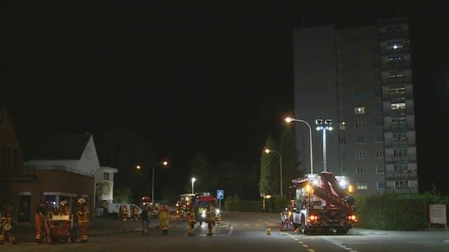 Nachtaufnahme des HOchhauses in Zofingen mit Einsatzkräften der Feuerwehr. Nachtaufnahme des HOchhauses in Zofingen mit Einsatzkräften der Feuerwehr.
