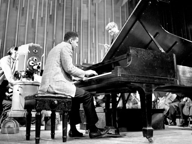 Leonard Bernstein als junger Mann: Er spricht zu seinem kleinen Orchester. Leonard Bernstein als junger Mann: Er spricht zu seinem kleinen Orchester.