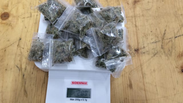 Marihuana auf einer Waage Marihuana auf einer Waage