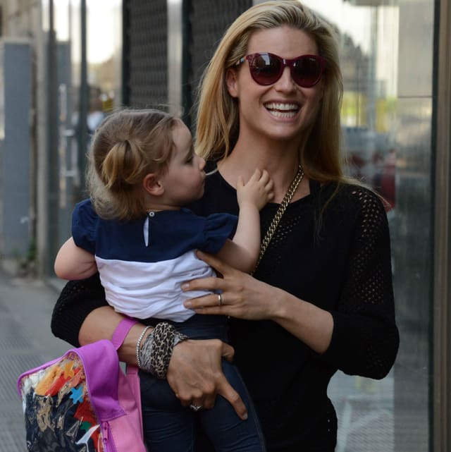 Michelle Hunziker Töchterchen Sole auf den Armen tragend. Michelle Hunziker Töchterchen Sole auf den Armen tragend.
