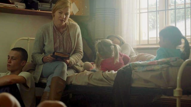 Eine Mutter mit vier kleinen Kindern auf dem Bett. Eine Mutter mit vier kleinen Kindern auf dem Bett.
