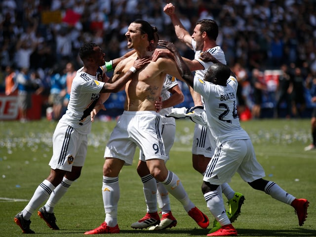 Zlatan Ibrahimovic wird nach seinem Traumtor bejubelt.