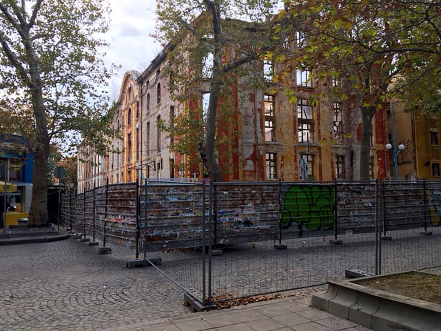 Abgebrannte Gebäude mit Absperrgittern. Abgebrannte Gebäude mit Absperrgittern.