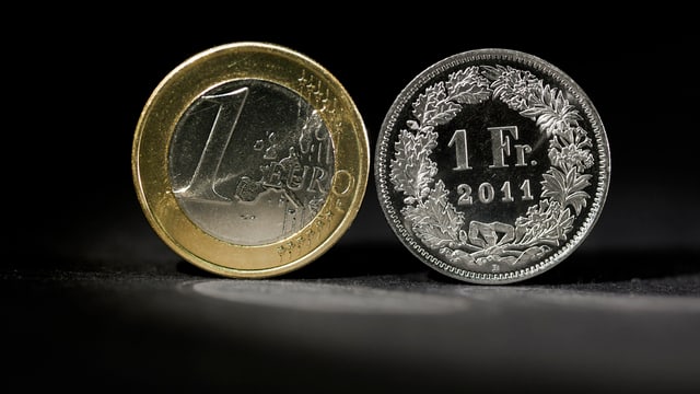 Jeweils eine Ein-Franken und eine Ein-Euro-Münze. Jeweils eine Ein-Franken und eine Ein-Euro-Münze.