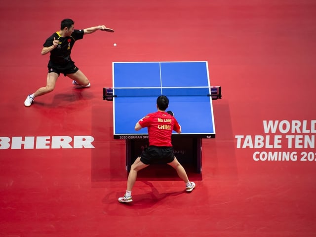 Zwei Tischtennis-Spieler Zwei Tischtennis-Spieler