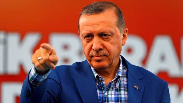Recep Tayyip Erdogan zeigt mit dem Finger auf etwas oder jemanden.