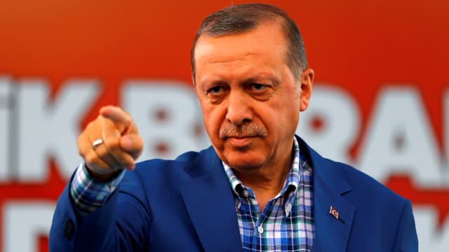 Recep Tayyip Erdogan zeigt mit dem Finger auf etwas oder jemanden. Recep Tayyip Erdogan zeigt mit dem Finger auf etwas oder jemanden.