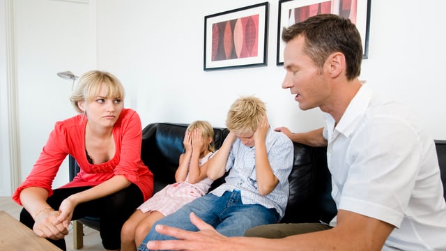 Eltern streiten vor ihren Kindern (Symbolbild) Eltern streiten vor ihren Kindern (Symbolbild)