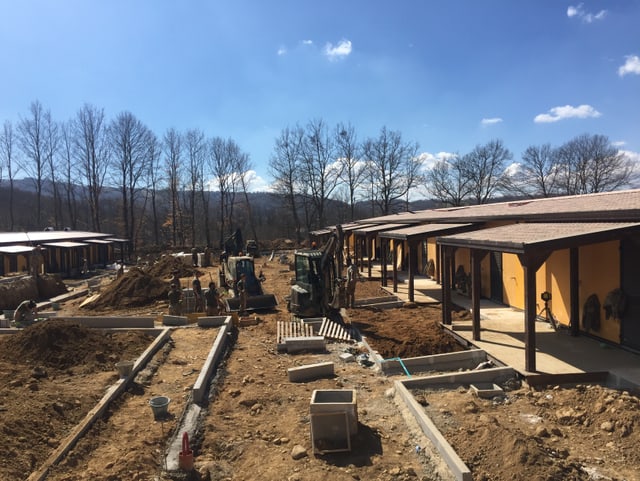 Baustelle für die neuen gelbfarbenen Häuser.