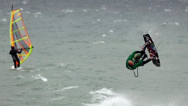 Kitesurfer und Surfer auf einem See. Kitesurfer und Surfer auf einem See.