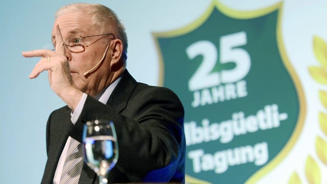 SVP-Stratege Blocher auf dem Albisgüetli. SVP-Stratege Blocher auf dem Albisgüetli.