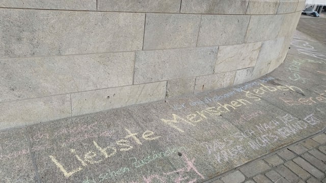 Mit Kreide wurden Ängste auf den Boden geschrieben. Mit Kreide wurden Ängste auf den Boden geschrieben.