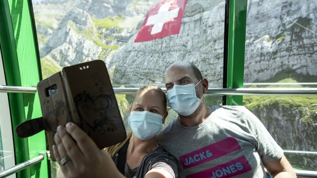 Zwei Gäste mit Gesichtsmaske in der Seilbahnkabine am Säntis Zwei Gäste mit Gesichtsmaske in der Seilbahnkabine am Säntis