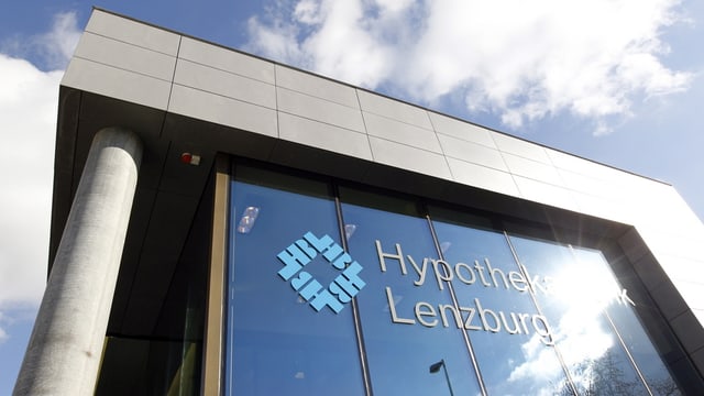Blick auf den Hauptsitz der Hypi Lenzburg mit Firmenlogo auf Glasfassade. Blick auf den Hauptsitz der Hypi Lenzburg mit Firmenlogo auf Glasfassade.