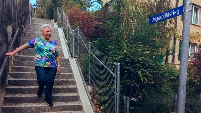 Eine ältere Dame steigt eine Treppe runter. Eine ältere Dame steigt eine Treppe runter.