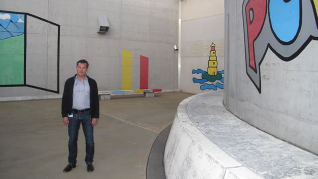 Mann im Gefängnishof Mann im Gefängnishof