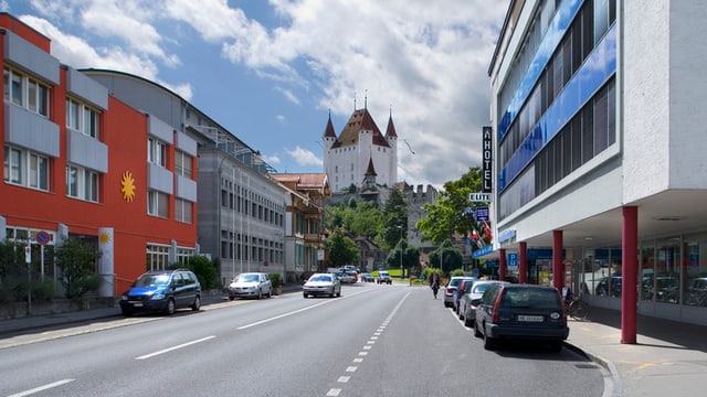 Strasse mit Thuner Schloss und Parkplätzen. Strasse mit Thuner Schloss und Parkplätzen.