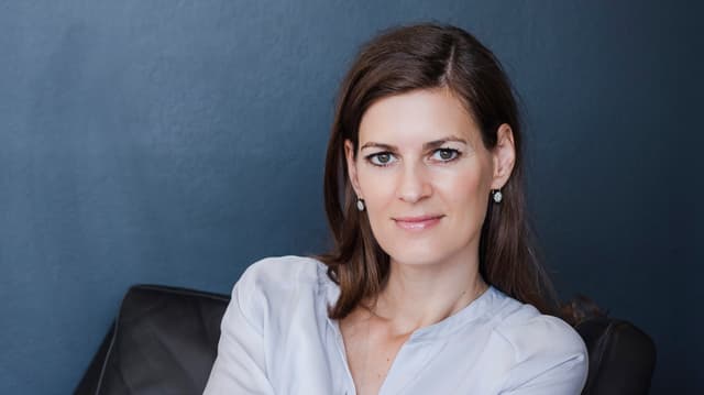 Sandra Konrad sitzt in einem Ledersessel. Sandra Konrad sitzt in einem Ledersessel.