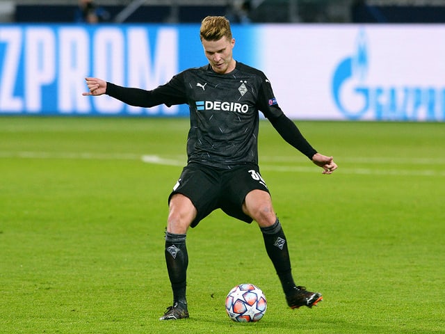 Nico Elvedi am Ball Nico Elvedi am Ball