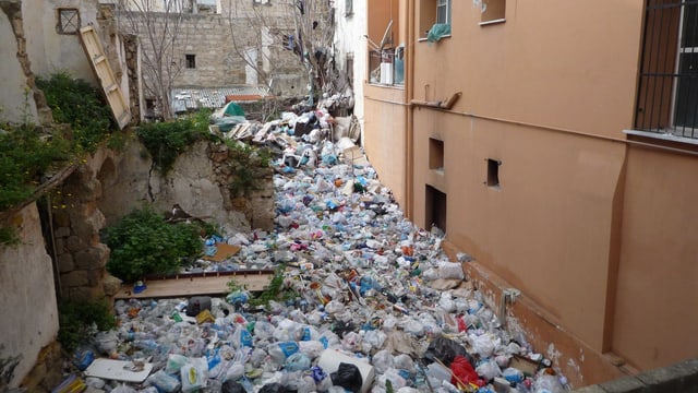 Video «Das Fenster zum Abfallberg – Palermo und sein Müllproblem» abspielen Video «Das Fenster zum Abfallberg – Palermo und sein Müllproblem» abspielen