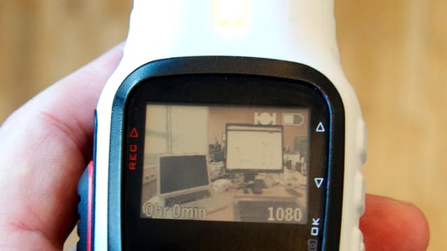 Das Bild zeigt das E-Ink-mässige Display der Garmin Virb. Das Bild zeigt das E-Ink-mässige Display der Garmin Virb.