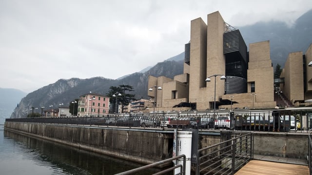Ein massives Bauwerk aus Backstein, vor der Fassade steht «Casion Municiplae». Ein massives Bauwerk aus Backstein, vor der Fassade steht «Casion Municiplae».